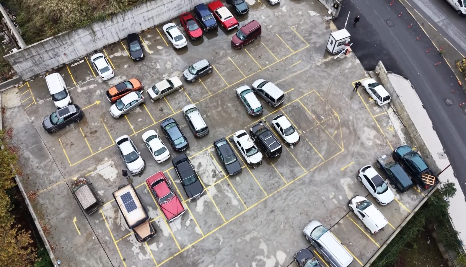 İstanbul Ayazağa'da selde sürüklenen yaklaşık 40 araç otoparka çekildi. Araçlarındaki
