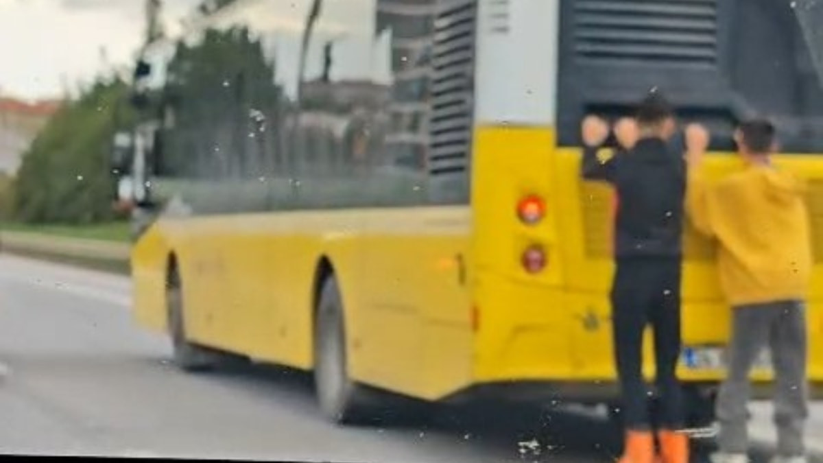 Kartal ilçesinde patenli 2 çocuğun seyir halindeki İETT otobüsüne arkadan