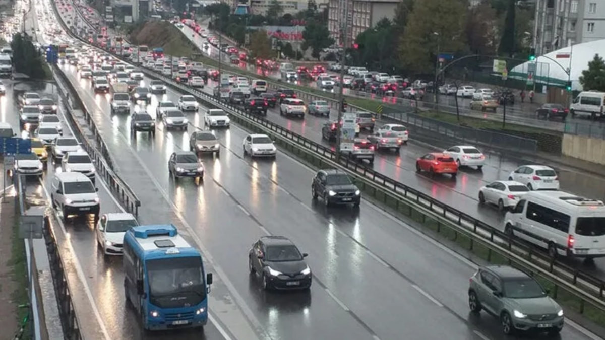 Megakent'te akşam saatlerinde yağışlı havanın da etkisiyle ana arterlerde trafik