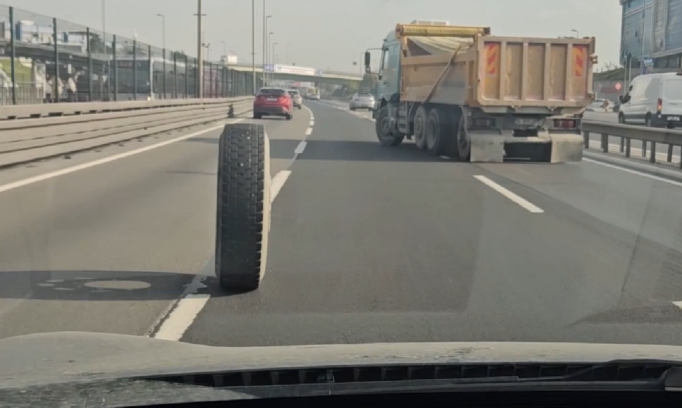 İstanbul'da, seyir halindeki kamyonun iki lastiğinin peş peşe yerinden çıkması