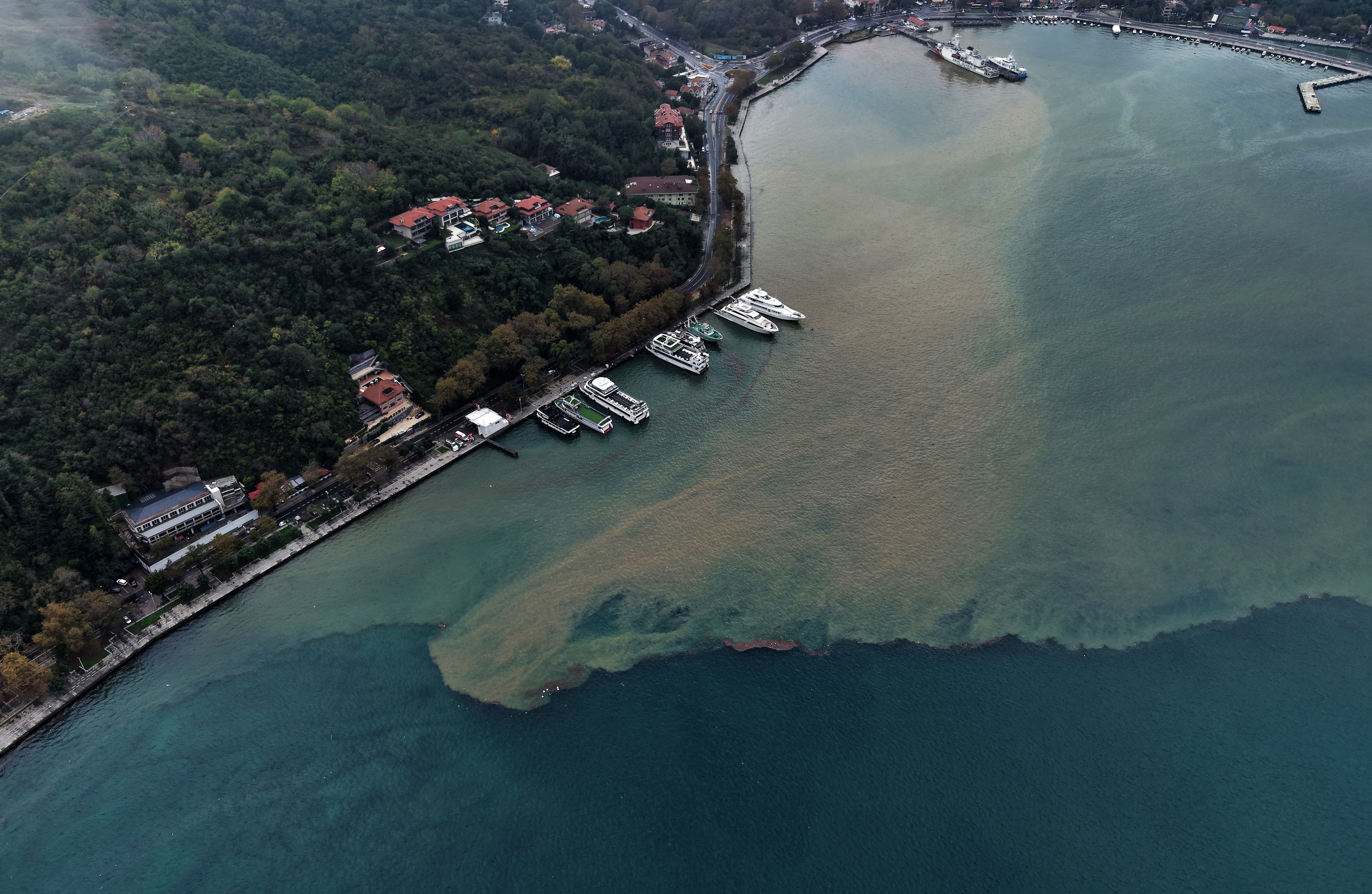 İstanbul'da etkili olan sağanak yağışın etkisiyle denizin rengi değişti. Sağanakla