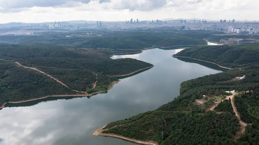 İstanbul'da şiddetli yağışla su seviyesi yükselen Alibey Barajı'ndan Alibeyköy Deresi'ne