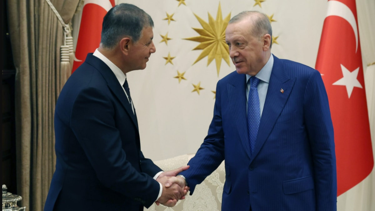 AK Parti’ye geçeceği iddialarıyla gündeme gelen İzmir Büyükşehir Belediye Başkanı