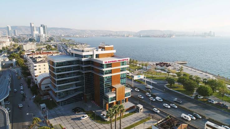 İzmir’in Bayraklı Belediyesi'ne yönelik operasyondan aralarında eski Belediye Başkanı Serdar