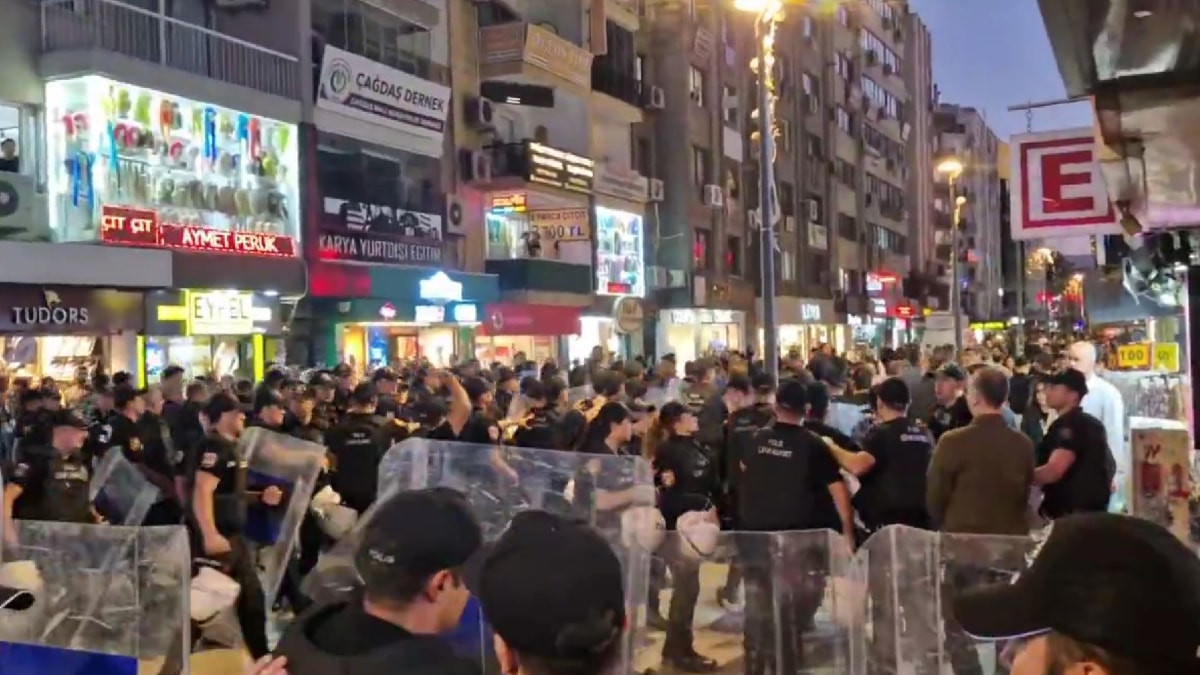 İzmir’de CHP'den istifa ettikten sonra bağımsız şekilde belediye başkanlığı görevini