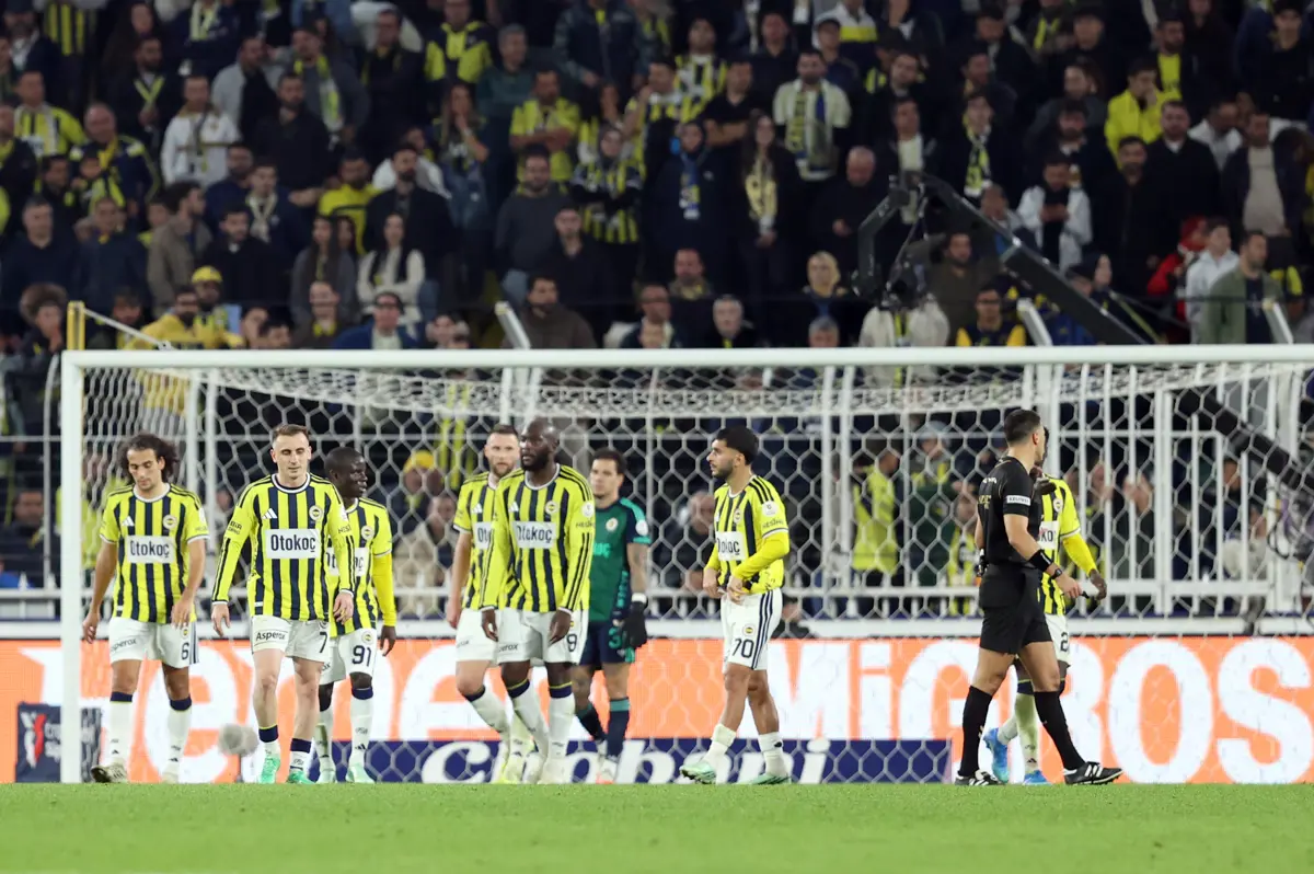 Fenerbahçeli taraftarlar Göztepe maçında çok gol kaçıran Kerem  Aktürkoğlu'nu