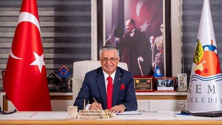Antalya'da, Kemer Belediye Başkanı Necati Topaloğlu, 8 belediye meclis üyesiyle