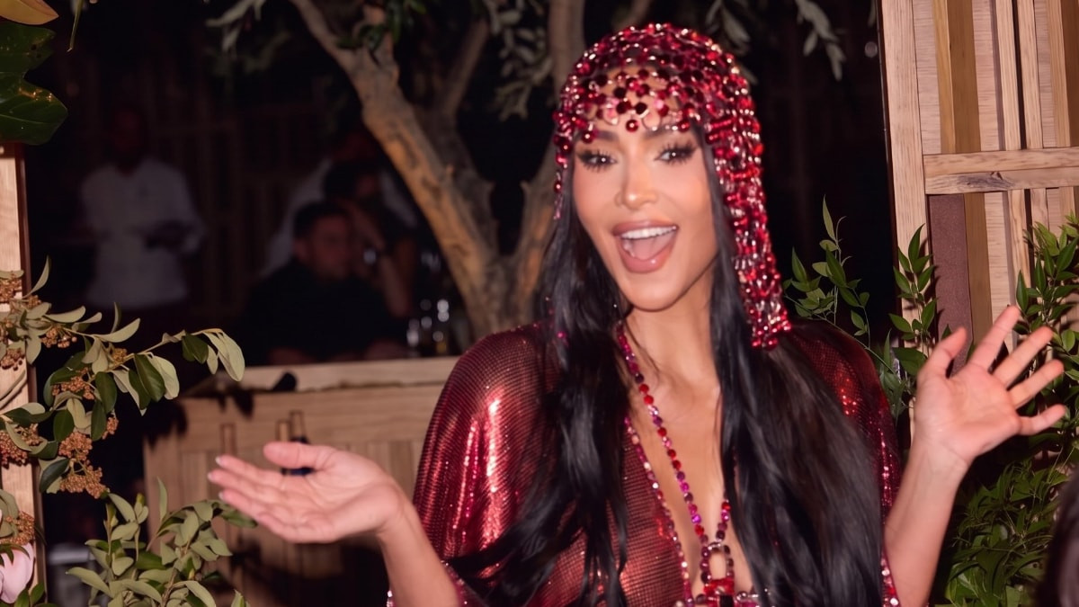 Yeni yaşını büyük bir coşkuyla kutlayan Kim Kardashian'ın kıyafetinin derin