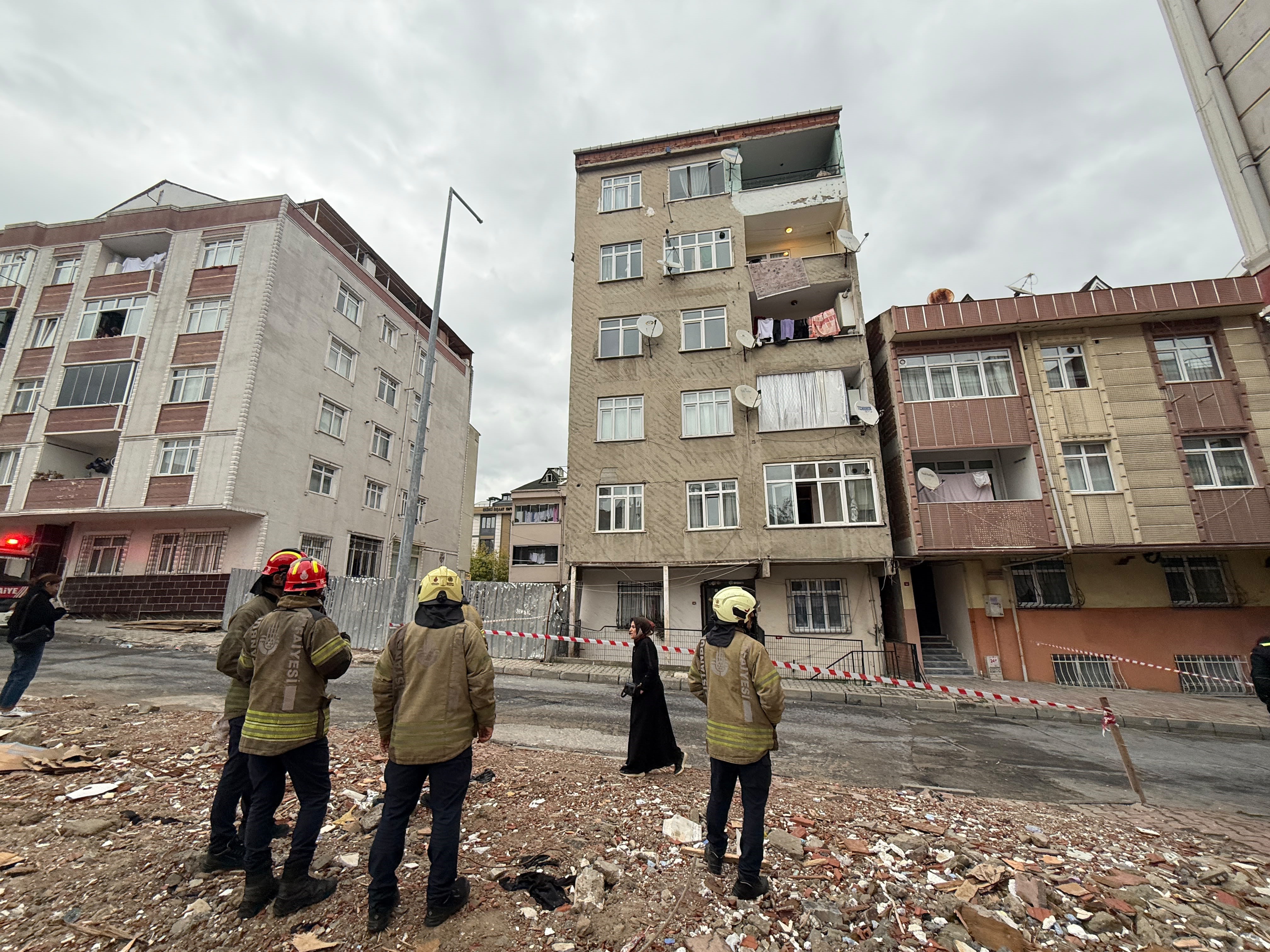 Küçükçekmece’de, bir dairenin banyosundaki fayanslardaki çatlama ve binada çatlama sesleri