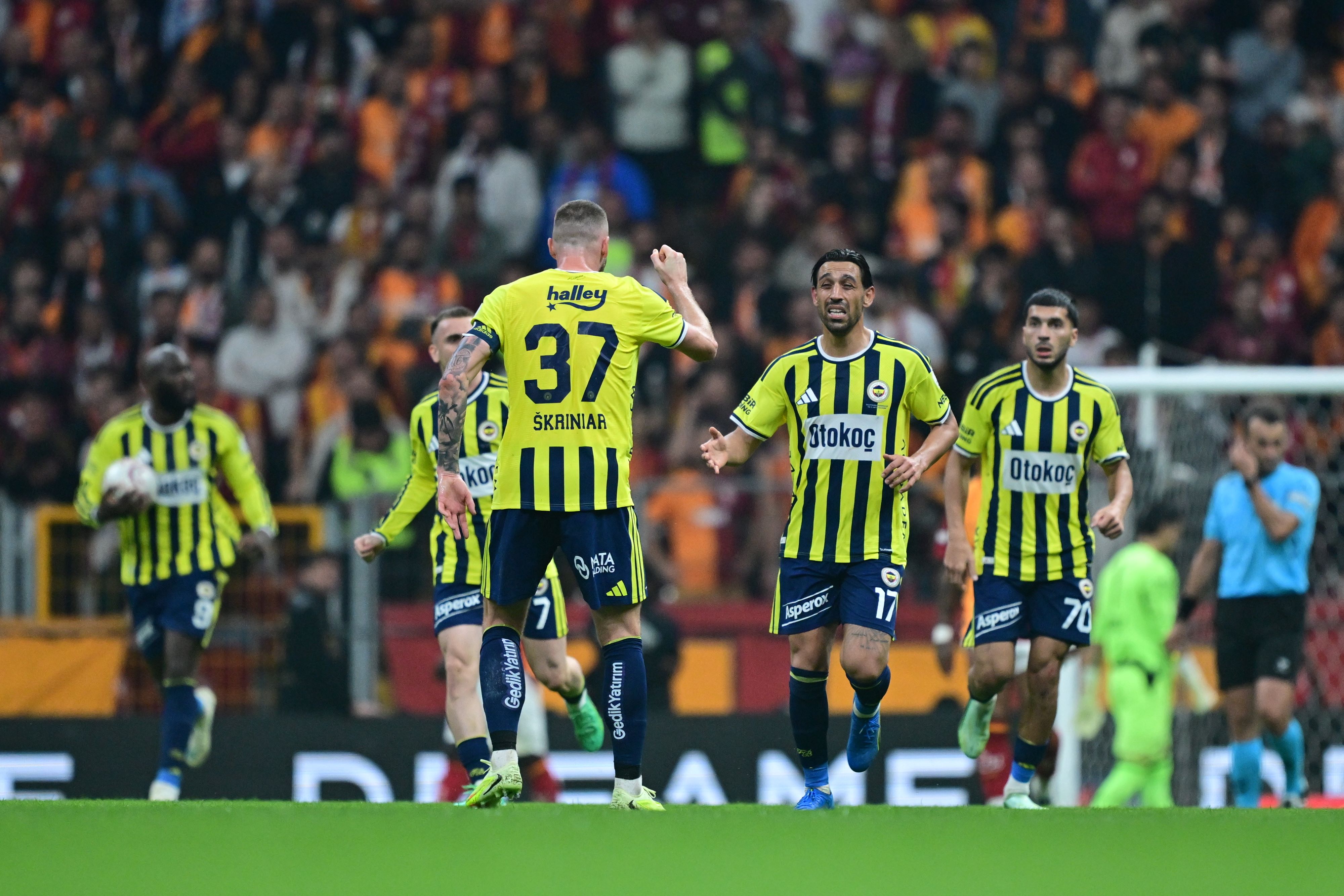 Derbi yenilgisi sonrası İsmail Kartal'la yollarını ayıran Fenerbahçe, Dirk Kuyt