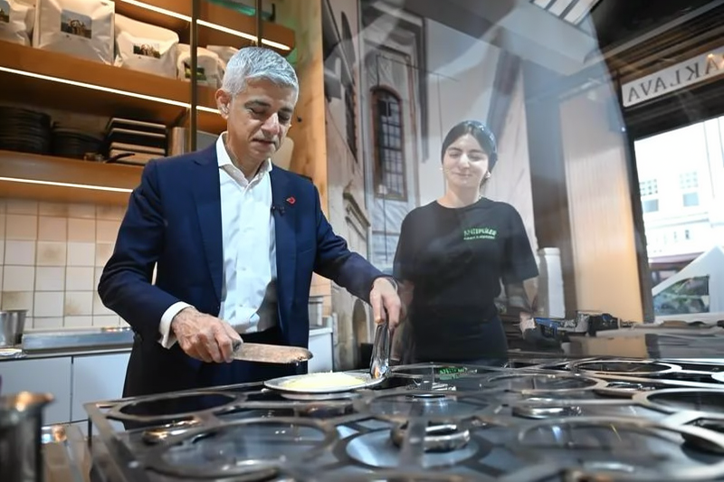 Londra Belediye Başkanı Sadiq Khan, mutfak önlüğünü giyip künefe pişirdiği