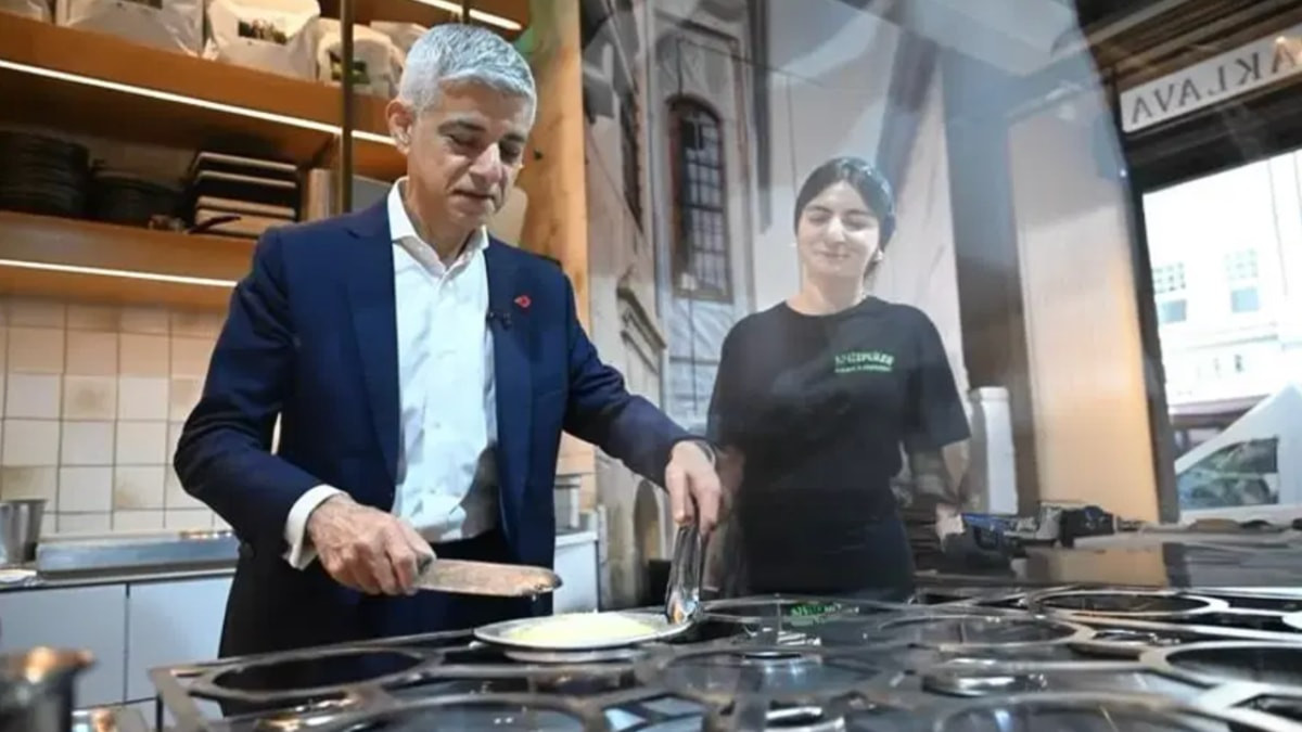 Londra Belediye Başkanı Sadiq Khan, şehirdeki bir Türk işletmesini ziyaret