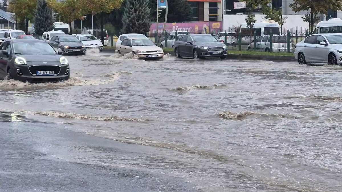 Malatya'da 15 dakikalık sağanak yağış sonucunda mazgallar tıkanınca yollar göle