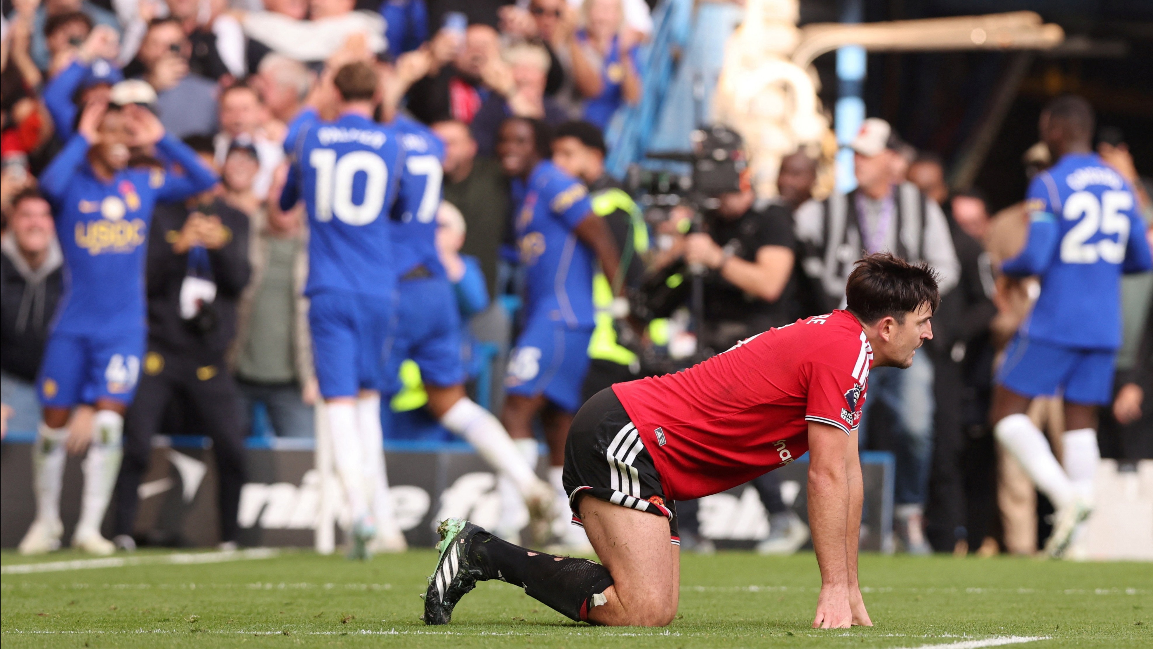 İkinci yarısında 10 kişi kaldığı maçta Chelsea'ye 2-0 kaybeden Manchester