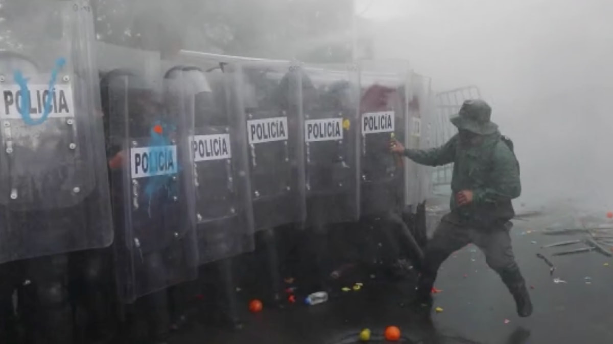 Meksika'da içme suyu şebekelerindeki kirliliği protesto eden binlerce insan sokaklara