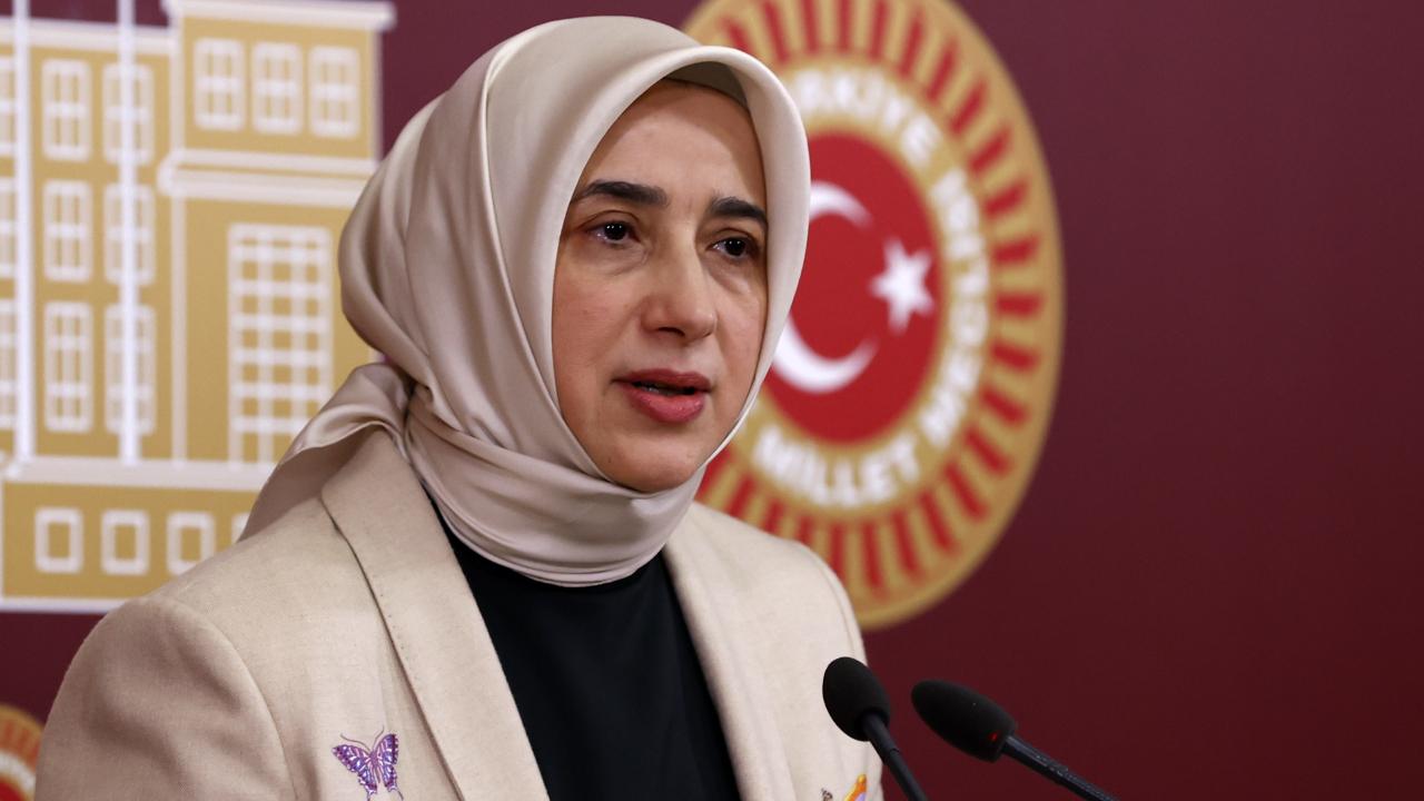 Mersin’de bir ev araması sırasında kapıyı açan kadının görüntülerinin basına