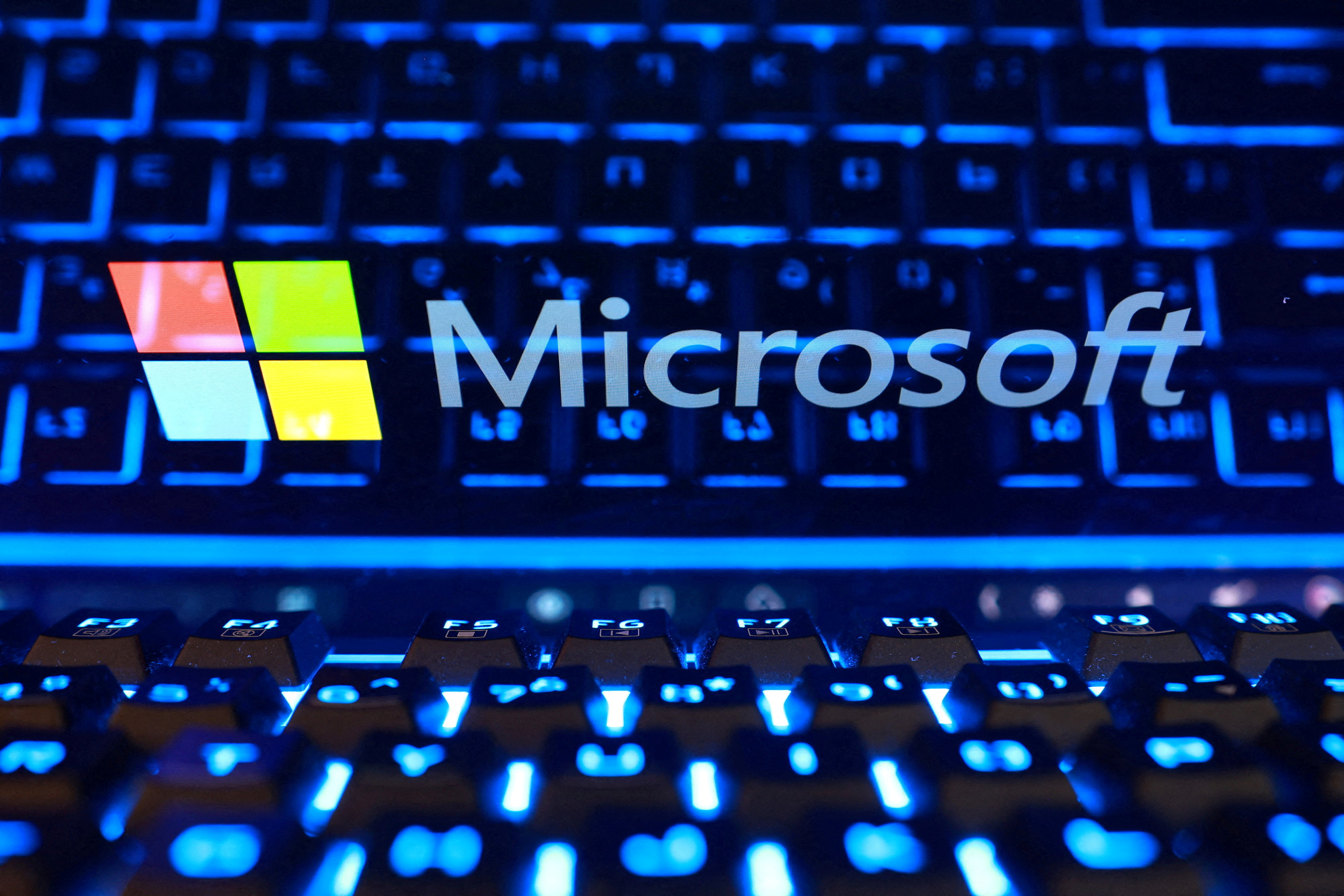 Teknoloji devi Microsoft, yapay zeka yatırımlarını artırırken maliyetleri düşürmek amacıyla