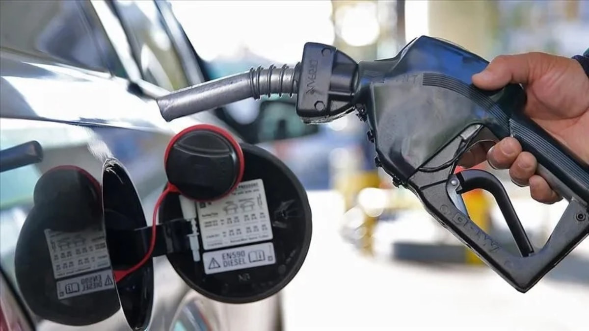 Akaryakıtta tabelalar yine güncellendi. Motorine 2,22 liralık indirimin ardından araç