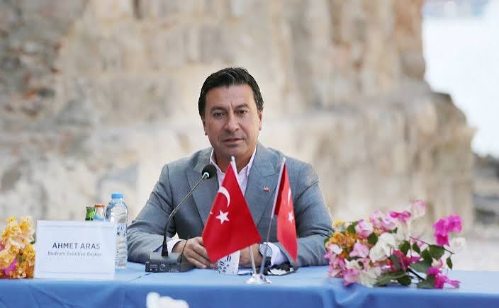 Muğla Büyükşehir Belediye Başkanı Ahmet Aras, Cumhuriyet Halk Partisi'nden istifa