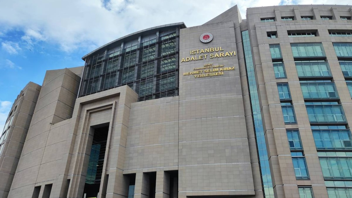Fon soruşturmasına şüpheli sıfatıyla ifade çağrılan gazeteciler İsmail Saymaz ve