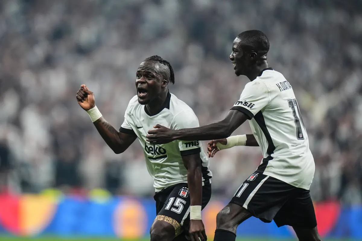 Crystal Palace maçında Beşiktaş'ın gollerini atan Wilfred Ndidi ve Junior