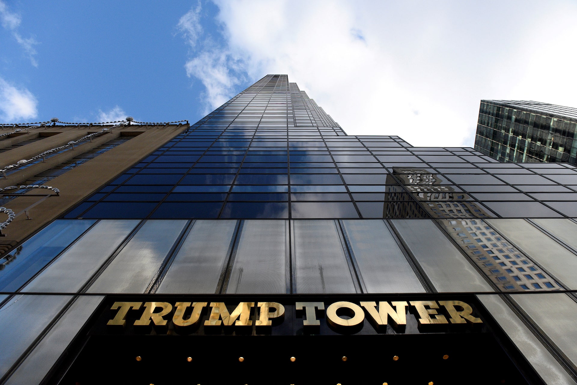 Dünya futbolunu yöneten FIFA'nın, Donald Trump'a ait lüks gökdelende neredeyse