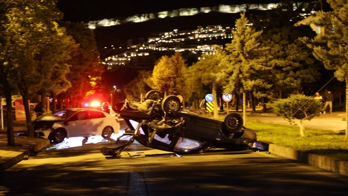 Nevşehir Ürgüp'te, üç otomobilin karıştığı trafik kazasında 6 kişi yaralandı.