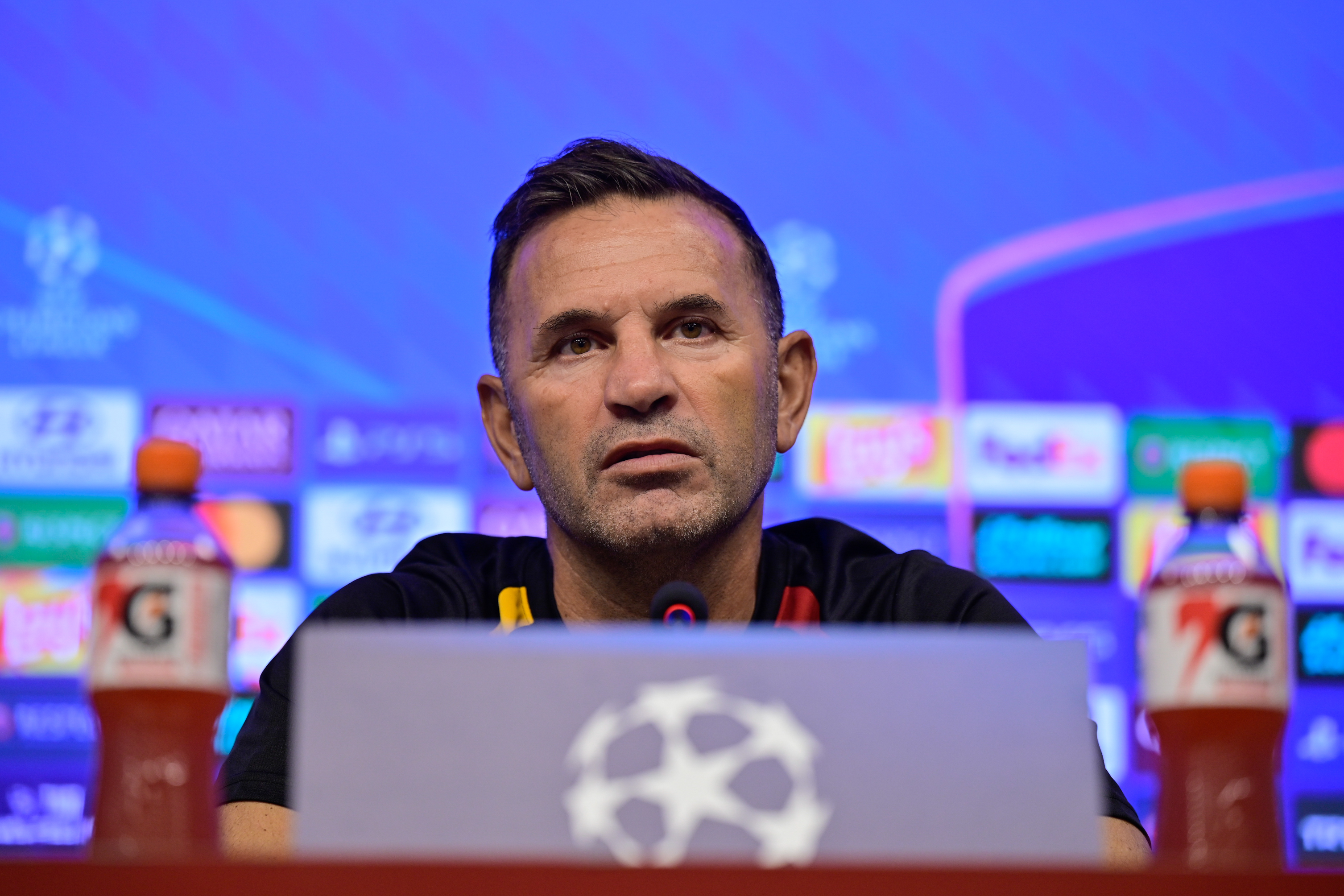 Galatasaray Teknik Direktörü Okan Buruk, Barcelona maçı öncesi düzenlenen basın