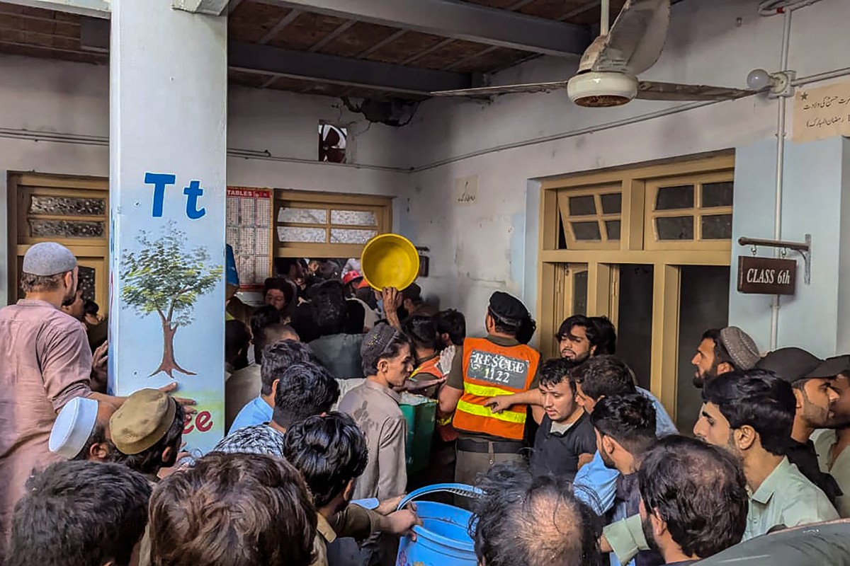 Pakistan'ın Peşaver kentindeki bir okulun çatısının çökmesi sonucu 17 öğrenci