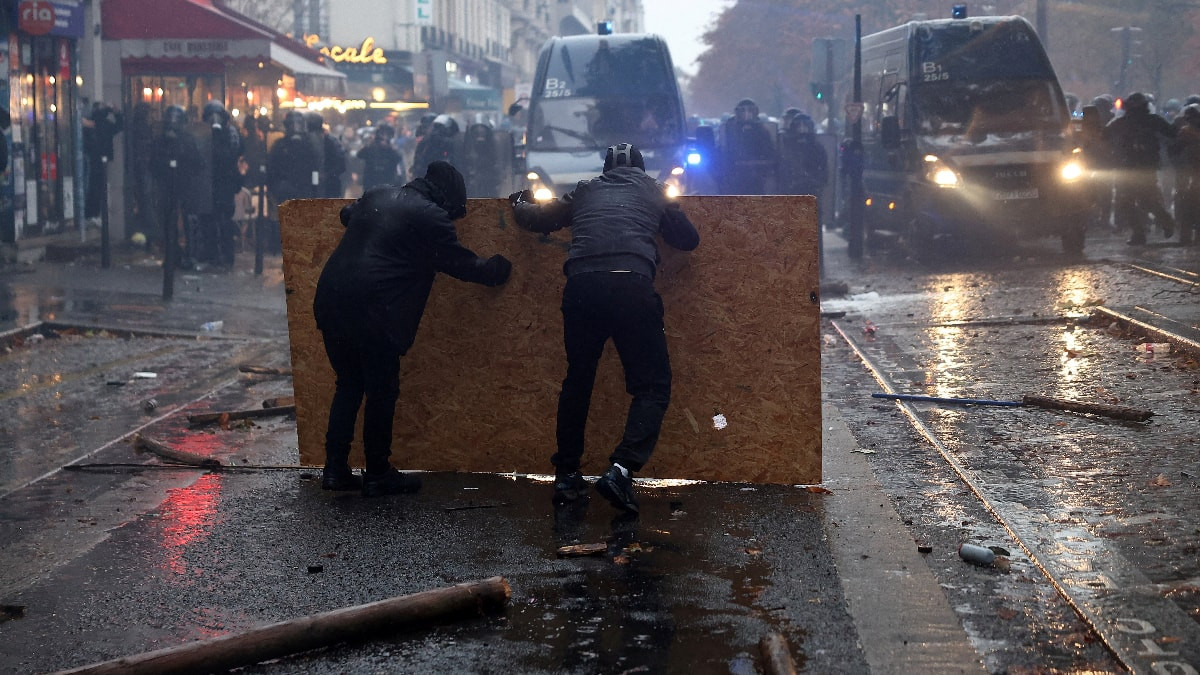 Paris'te yarın sendikalar ve Sarı Yeleklilerin düzenlemeyi planladığı gösteri öncesinde,