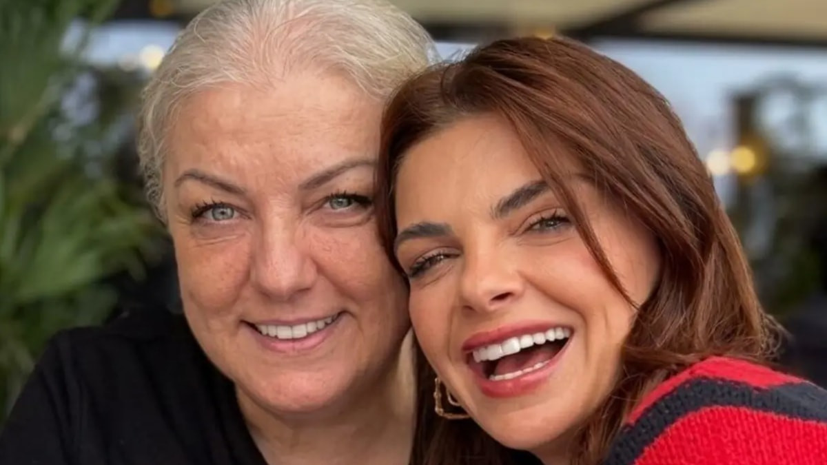 42 yaşına giren ünlü oyuncu Pelin Karahan, annesinin paylaştığı çocukluk