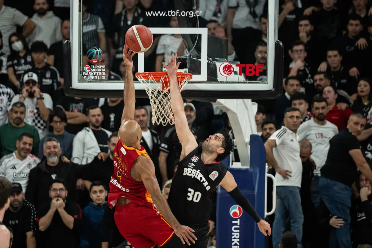 Beşiktaş'ın ev sahibi olduğu derbide heyecan nefes kesti. Galatasaray yeni