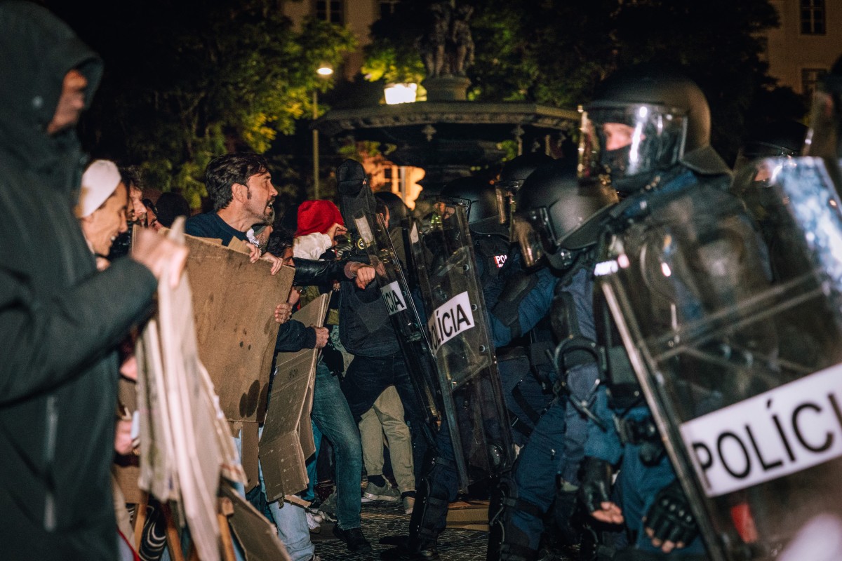 Portekiz'in başkenti Lizbon ve Porto'da polis, ülkedeki konut krizini protesto
