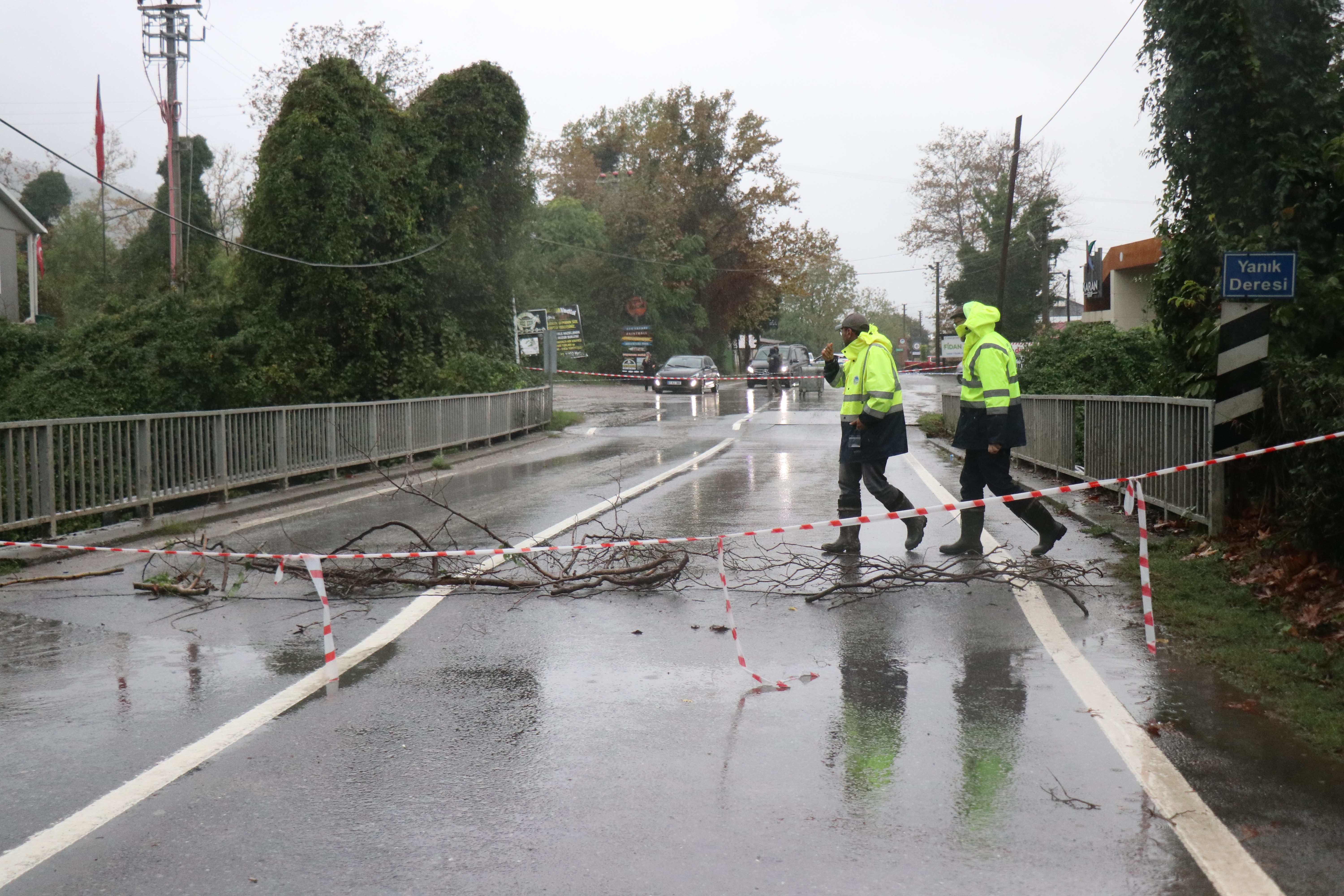 Sakarya’nın Sapanca ilçesinde etkili olan sağanak yağış sonrası Yanık Deresi