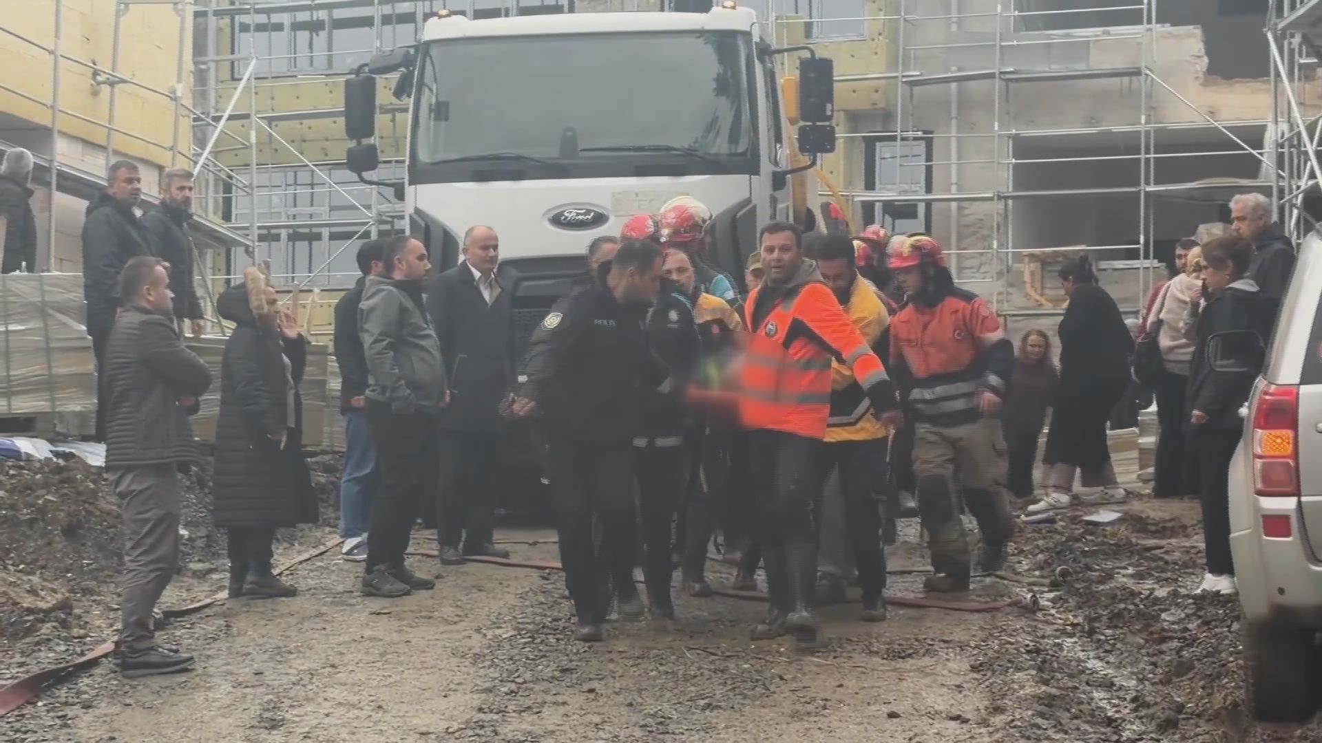 Beykoz'da okul inşaatında kuyuya biriken suyun tahliyesi sırasında aşağı düşen