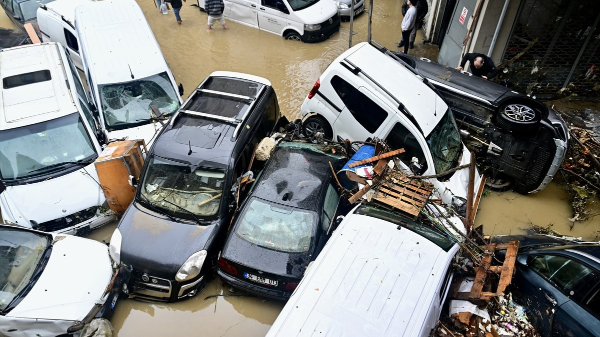 İstanbul'da etkili olan şiddetli yağışların ardından hasar gören araç sahiplerine