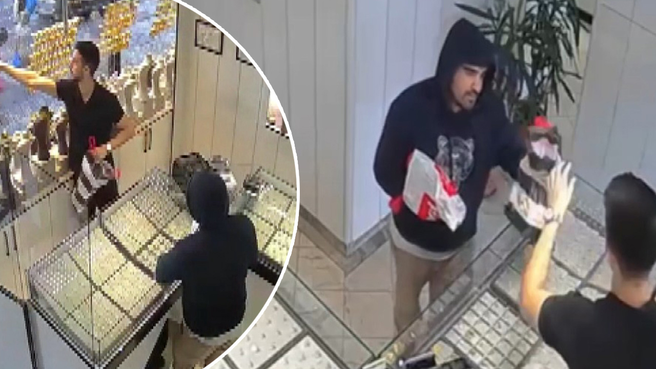 Bayrampaşa'da bir kişi poşetin içine koyduğu şemsiyeye tabanca süsü verip