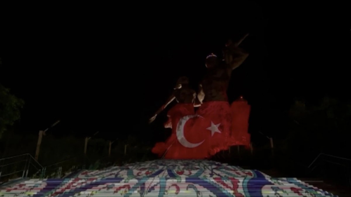 Cumhuriyet Bayramı için Senegal'in başkenti Dakar'da bulunan Afrika Rönesans Anıtı'na