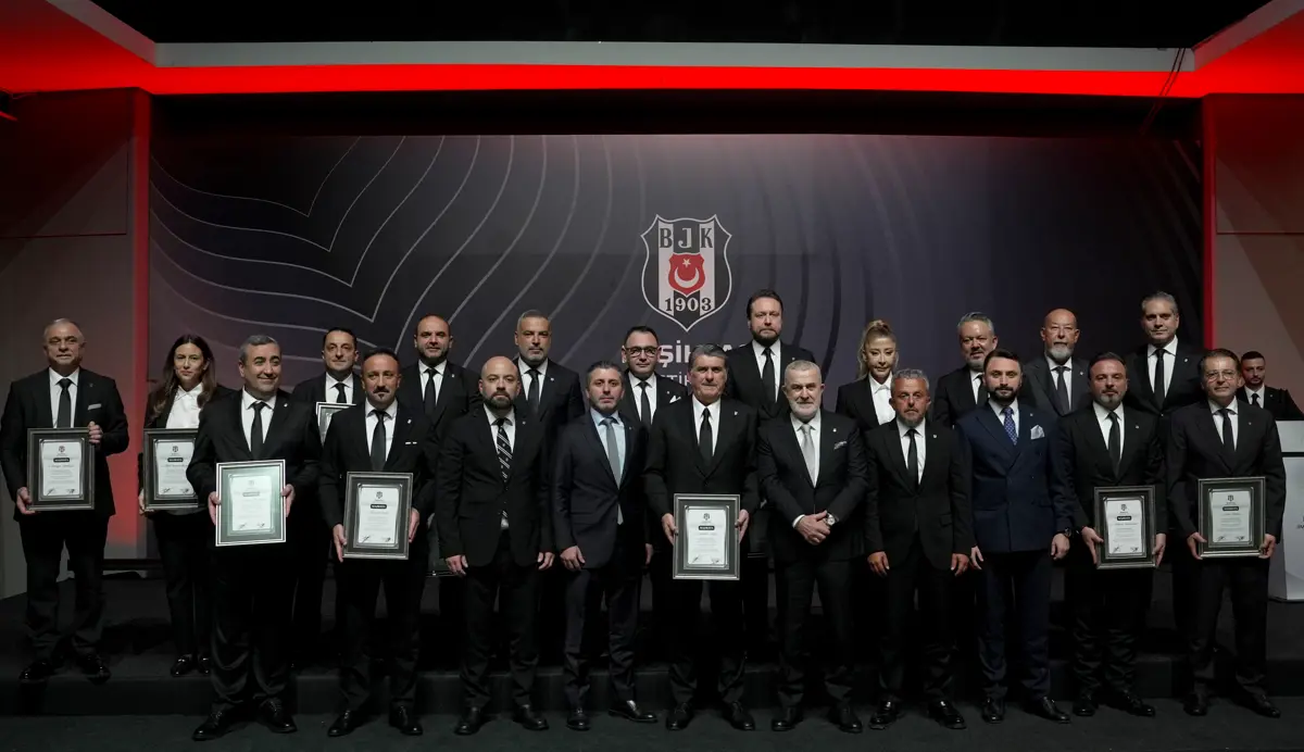 Beşiktaş Başkanı Serdar Adalı ve yeni yönetim kurulu, mazbatalarını aldılar.