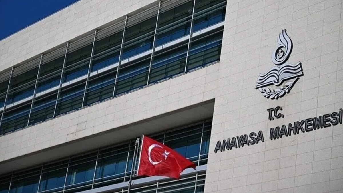 AYM'den 26 siyasi parti hakkında suç duyurusu kararı verildi. Resmi