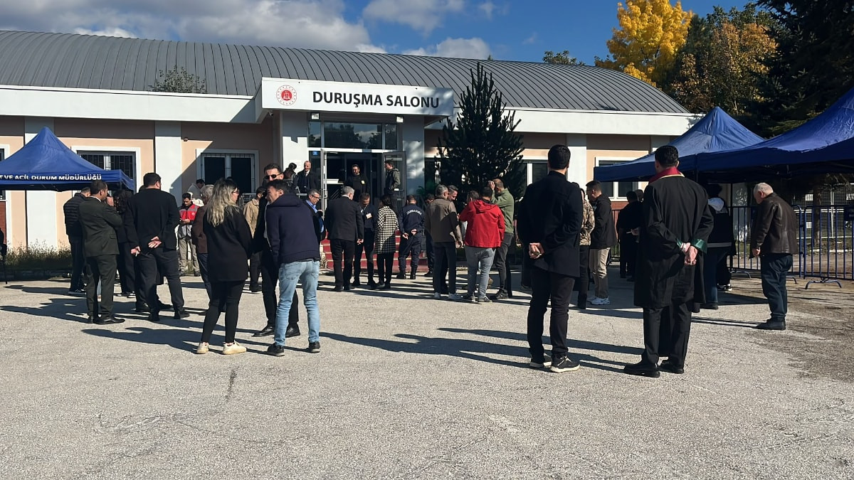 Tanju Özcan, irtikap ve rüşvet suçlamalarıyla yargılandığı davanın duruşmasında suçu