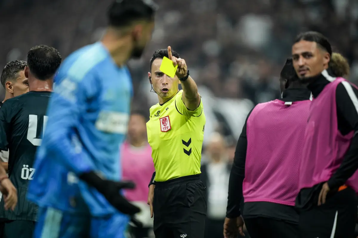 Yorumcular Beşiktaş-Kocaelispor maçındaki Nübel-Metehan ve Vlahovic-Emir arasındaki pozisyonlar için "penaltı"