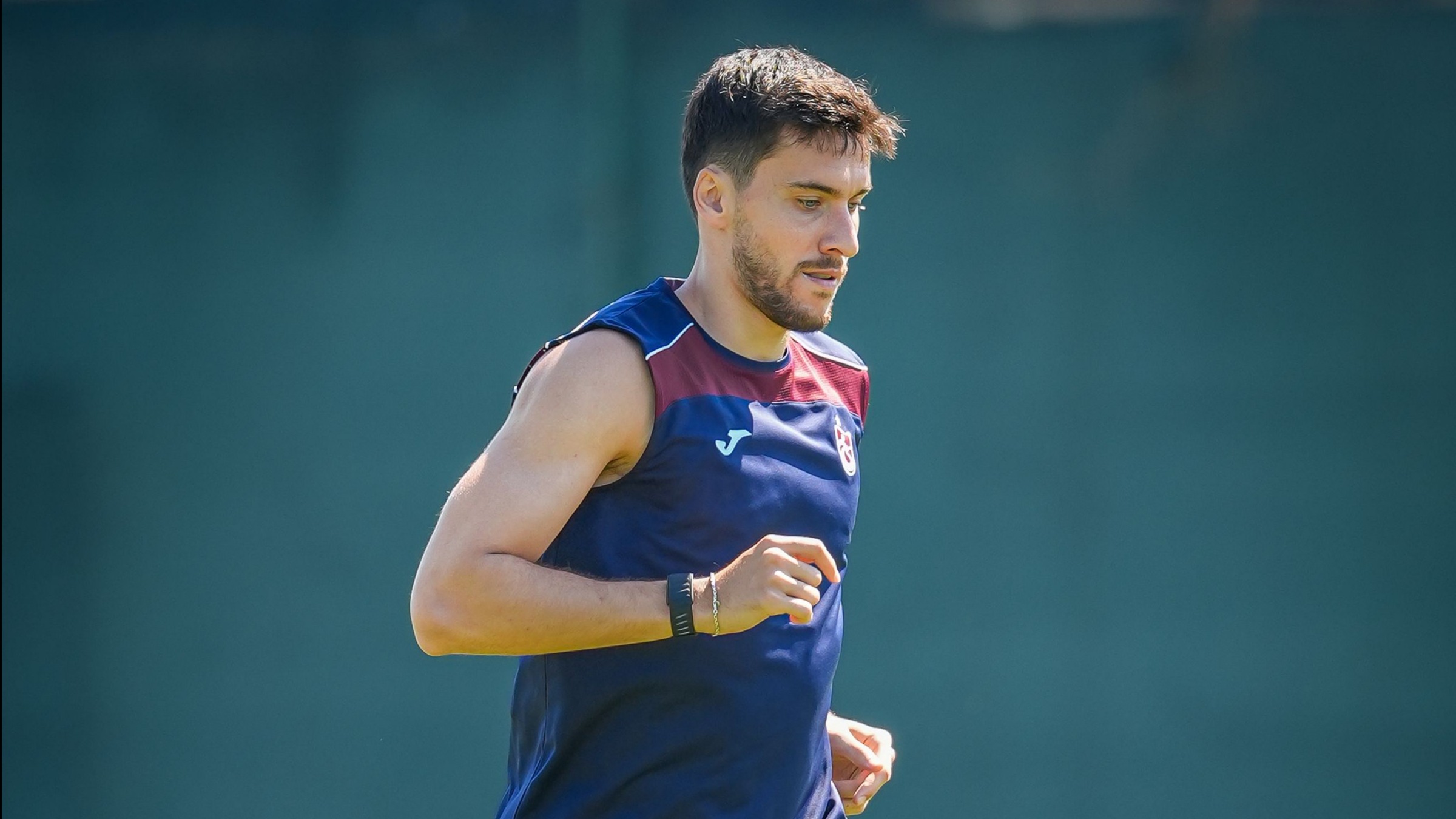 Drogheda United maçında sakatlanan Umur Nayir'in  sağ uyluk arka