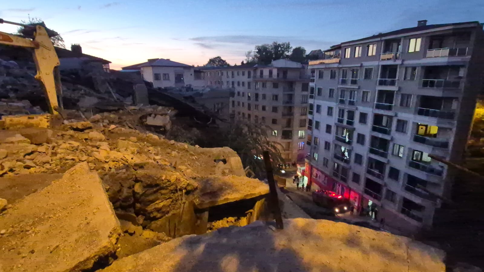 Zonguldak'ta 3 katlı bina çöktü. Enkazdan bir kişi yaralı kurtarılırken,