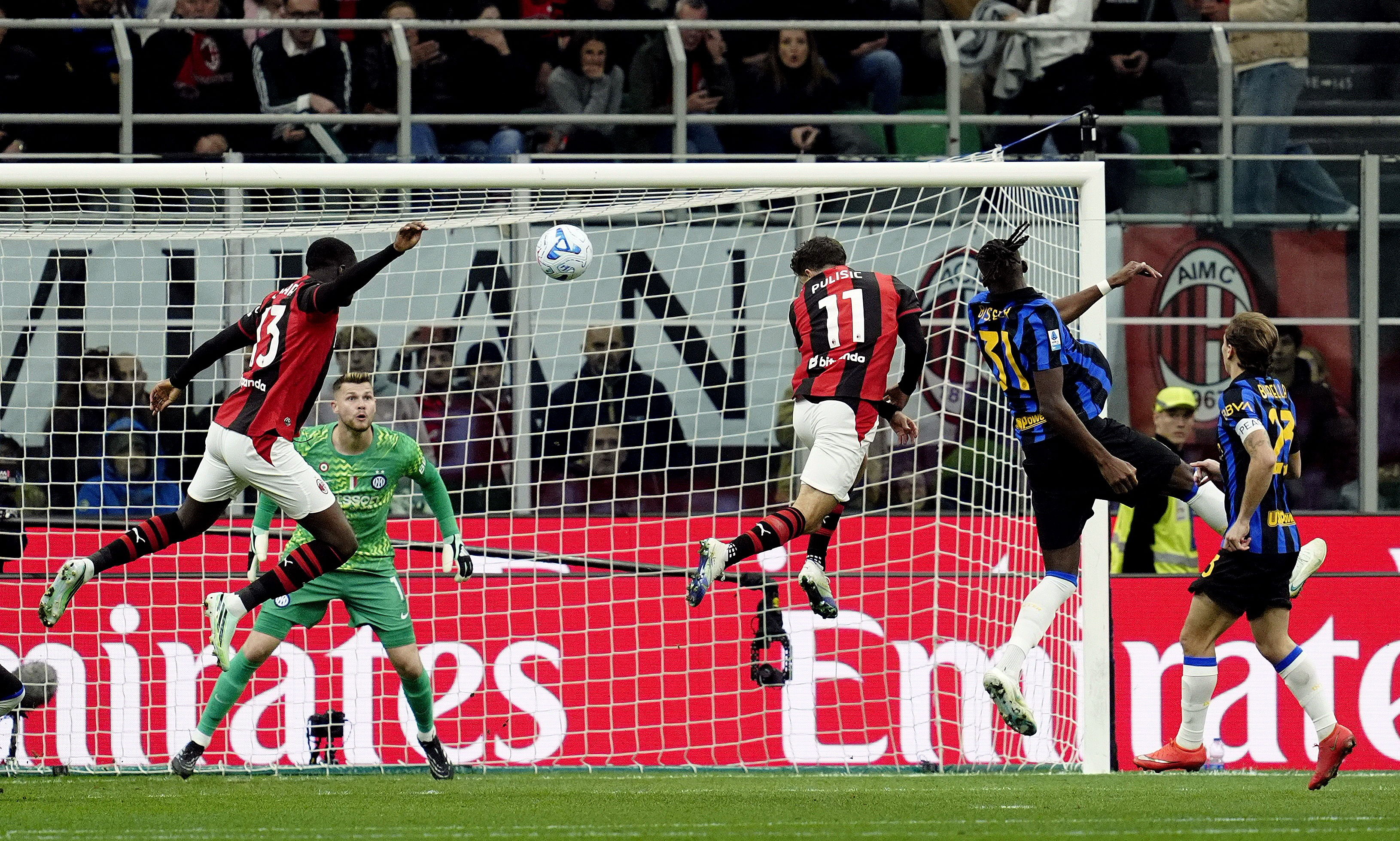 İlk 45 dakikasına tam 4 golün sığdığı maçtan Inter 3-1